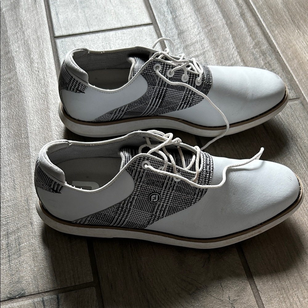 Stylish Women's White and Gray Golf Shoes - Picture 2 of 8